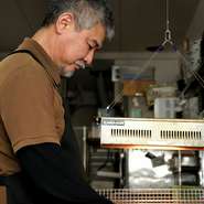 この食材はドリップすることが少ない肉質なので、肉の旨味と脂の甘味を堪能できます。お出しするときは切っていますが、揚げた後にナイフを入れるとジューシーな肉汁が溢れ出します。