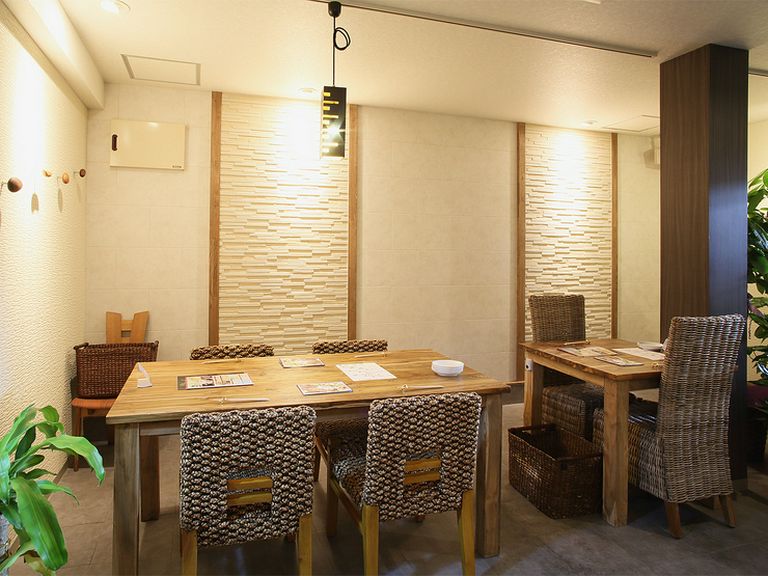 明るい気さくなスタッフと、カフェのようなバーで楽しい女子会