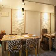 白を基調とした店内には、天然素材のチェアが置かれ、まるでカフェのような雰囲気。洒落たインテリアに加え、美味しい料理と各種のカクテルやワインなどのドリンクが揃い、女性同士のお喋りに花が咲きそうです。