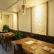 20名が入れるゆったりとしたスペースやVIPルームなどがある【四季折々　集Bar】。食材それぞれに趣向を凝らし、ひと工夫がされている料理が提供されるお店なので、宴会やパーティーにも理想的です。