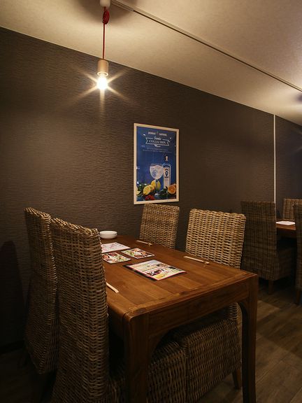 ナチュラル素材と淡い照明が織りなすロマンチック空間でデートを