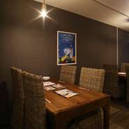 フロアによって雰囲気の異なる店内。白壁のカフェ風スペースに対して、落ち着いた色合いと照明が印象的なスペースは、デートの雰囲気づくりにも最適です。二人見つめあいながら、楽しいひと時を。