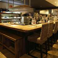 テーブルやチェアは天然素材のものを使用。一見すると、アジアンカフェ風な佇まいのバーです。明るい雰囲気は、女性でも入りやすく、安心してお酒や食事が楽しめます。