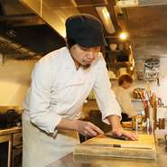 素材に良いものを使い、自分が納得する味で提供するのはもちろんですが、料理が運ばれてきたときに見て楽しくなるような盛り付けにも気を配っています。