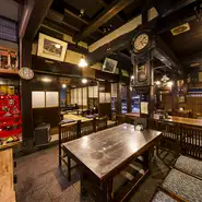 宿屋を改装した明治時代の趣き漂う【坂口屋】。レトロなインテリアに囲まれて味わう飛騨高山の郷土料理は、雰囲気もてつだい格別の味わい。風情ある中庭を望みながら、時間を忘れてくつろげます。