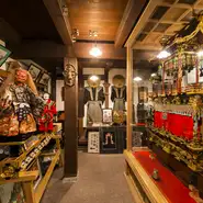 店内奥の土蔵では、高山祭りの衣装や精巧な屋台の模型、からくり人形を展示しています。からくり人形は実際に動かすことができるので、子供たちにも人気。飛騨の伝統と匠の技を体感できる貴重な空間です。