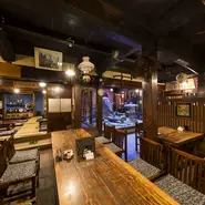 広い座敷は、小さな子供も楽に過ごせて家族連れにおすすめ。この店ならではの料理とレトロな雰囲気は若い世代には新鮮で、ご年配の方にはどこか懐かしい落ち着ける空間。様々な世代の方が楽しく過ごせるお店です。
