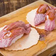 えびせんに乗せることでごみを出さずに食べ歩くことができ、飛騨中で真似されるようになったこのスタイルは【坂口屋】4代目の考案。飛騨牛を手軽に味わって欲しいという店主の想いが伝わる人気の逸品です。