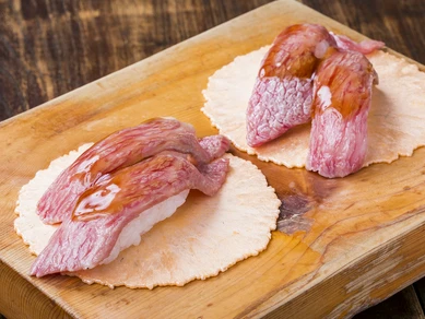 甘辛いタレが肉の旨みを引き立てる、元祖『飛騨牛にぎり寿司』