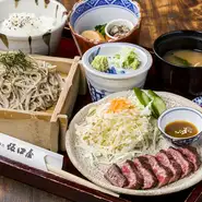 やわらかく上品な旨みがたまらない飛騨牛のステーキと、飛騨の蕎麦、季節ごとの旬の小鉢にご飯と味噌汁が付いたセット。飛騨の名物、蕎麦と飛騨牛を一度に楽しみたい欲張りな人にぴったりな逸品です。