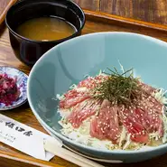 美しいサシの入ったとろける舌触りの希少部位を使用。醤油ベースの秘伝のタレが肉の旨みを引き立てます。
