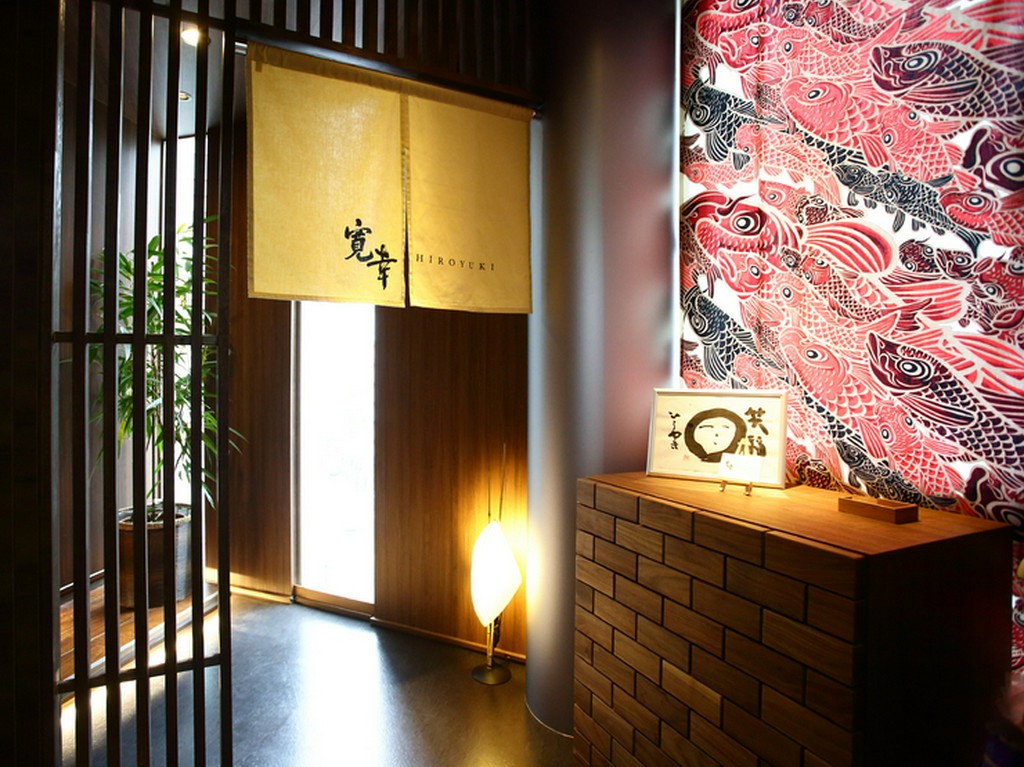 和モダンな店内で日本料理店ならではの家庭料理を楽しむ