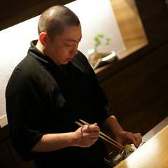 笑顔で接客。多くの方が気持ちよく食事ができる空間づくり