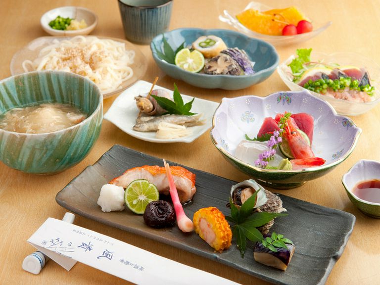 海の幸を存分に味わえるコース料理を囲んで、楽しい饗宴