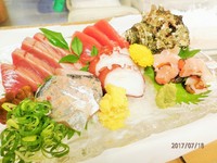毎日オーナー自ら築地で目利きして仕入れた、旬の天然魚を盛り合わせた贅沢な一皿。新鮮ならではの海の幸が持つ、豊かな風味を味わえます。日本酒とも好相性。