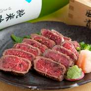 国産和牛のモモ肉を使用。一頭から2本しかとれない、希少な部位「シキンボ」は、フレッシュでコクがあるのが特徴です。ポン酢をベースにしたニンニク特製ダレでどうぞ。