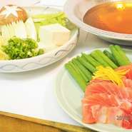 メバチマグロの腹身使用。特製オリジナルな出し汁で炊き上げ、仕上げに分葱と針生姜を大量に乗せていただくお見事な逸品です
