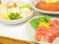 メバチマグロの腹身使用。特製オリジナルな出し汁で炊き上げ、仕上げに分葱と針生姜を大量に乗せていただくお見事な逸品です