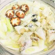 とらふぐ鍋のコースです。先付　刺身盛り合わせ　焼物盛り合わせ　揚物　ふぐちり鍋　食事　水菓子
特製ポン酢でどうぞ