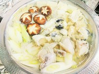 とらふぐ鍋のコースです。先付　刺身盛り合わせ　焼物盛り合わせ　揚物　ふぐちり鍋　食事　水菓子
特製ポン酢でどうぞ