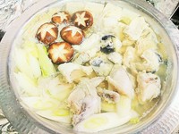 とらふぐ鍋のコースです。先付 刺身盛り合わせ 焼物盛り合わせ 揚物 ふぐちり鍋 食事 水菓子
特製ポン酢でどうぞ