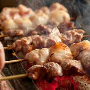 料理人自ら全国の鶏肉を食べ比べて選んだというやきとりの鶏肉。つくねやぼんじりは「大山鶏」、もも肉やソリレスは「日向鶏」など、部位毎に異なる鶏肉を味わえます。