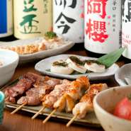 鶏肉以外にも、お酒や野菜にもこだわりが感じられる【炭火焼鶏ことり】。テーブルには、黒七味、ゆず一味、山椒などの薬味が備え付けられており、やきとりや逸品料理の味わいを引き立てます。