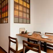 白とダークブラウンを基調とした清潔感のある店内。おしゃれなカフェのような雰囲気なので、女性でも気兼ねなくくつろぐことができます。料理にも雰囲気にもこだわりのある女性グループにおすすめです。