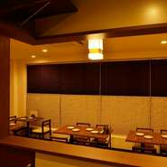 手軽につまんで食べられるやきとりは宴会料理に最適。テーブルをつなげて様々な人数に対応できるので、会社や仲間との宴会にぴったりです。料理やドリンクのことなど、気軽にスタッフに相談を。