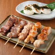 その日におすすめの部位を盛り合わせたコース。柔らかくジューシーな『せせり』は「錦爽鶏」、鶏肉本来の旨みを味わえる『骨付きぼんじり』は「大山鶏」など、部位ごとに最適な銘柄鶏を厳選しています。