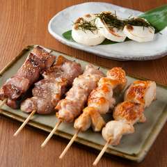部位にあわせて厳選した銘柄鶏の旨みを堪能する『やきとりお任せ5本コース』