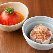 一般的にささみ自体の味を感じることは少ないと思いますが、博多地鶏のささみは違います。肉自体に味があって旨みもあり、おおぶりな味わいです。食感はやわらかく、食べごたえのあるささみ刺しをご堪能ください。