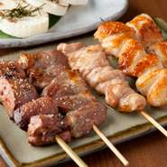 実際に試食をしながら最適な鶏肉を厳選しています。そのため当店の鶏肉は、レバーは「水郷赤鶏」、はつや砂肝は「地養鶏」など、産地は様々。黒七味、ゆず一味、山椒などの薬味にもこだわっています。