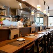 女性でも気軽に来店いただけるような和モダンな内装を意識して作ったお店です。カウンター席では女性おひとりで、テーブル席では女子会などグループで、様々なシーンでご利用ください。