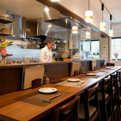 カウンター有。女性おひとりでも気軽に来店できるやきとり屋