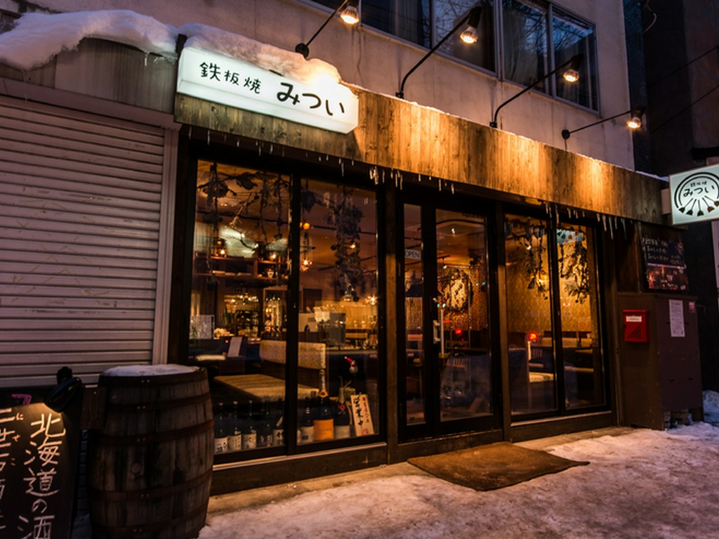 駅より徒歩6分。開放的な窓から温かな雰囲気が伝わります