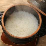 蓋を開けた途端、立ち上る蒸気。ふんわりとした御飯の芳ばしい香りが鼻孔をくすぐります。口の中で広がる、もっちりとした食感とやさしい甘み。「美味しい御飯とはこういうものだ」と、思わせてくれます。