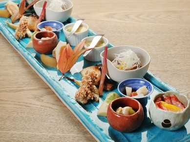 店主が惚れ込んだ青色の陶磁器に置かれた『焼八寸』