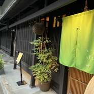 外観は町屋の風情を色濃く残しつつも、店内に入るとモダンな装いに。店全体を包む居心地の良さ、丁寧につくられた絶品グルメ、スタッフとの心温まるふれあいなど、見るもの手にするもの全てが五感を震わせます。