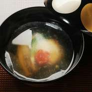 鰹と昆布のバランスにこだわった出汁。蓋を取った瞬間に立ち上るふくよかな香り、あっさりとした味わいは五臓六腑に染み渡ります。