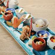 日本の風習や行事など、月替わりのテーマに沿ってつくられます。旬の食材にこだわり、海の幸・山の幸を使った酒肴を堪能。
