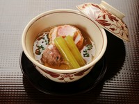 旨味たっぷりの、九条葱のひろうす（がんもどき）と合鴨つみれ。出汁が効いたフカヒレ餡は、滑らかな舌触りを生み出しています。