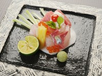 新鮮な魚介類、まぐろ・しまあじ・たい・いくらに加え、柔らかな黄ニラも美味。京蕪をカナッペに見立てた、店主の遊び心が光ります。