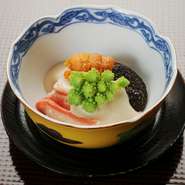 画像は、初春につくられました。焼き椎茸を土台に据え、松葉ガニ・生うに・ふきのとう・胡麻クリームで香ばしさとコクをプラス。