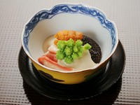 旨味たっぷりの、九条葱のひろうす（がんもどき）と合鴨つみれ。出汁が効いたフカヒレ餡は、滑らかな舌触りを生み出しています。