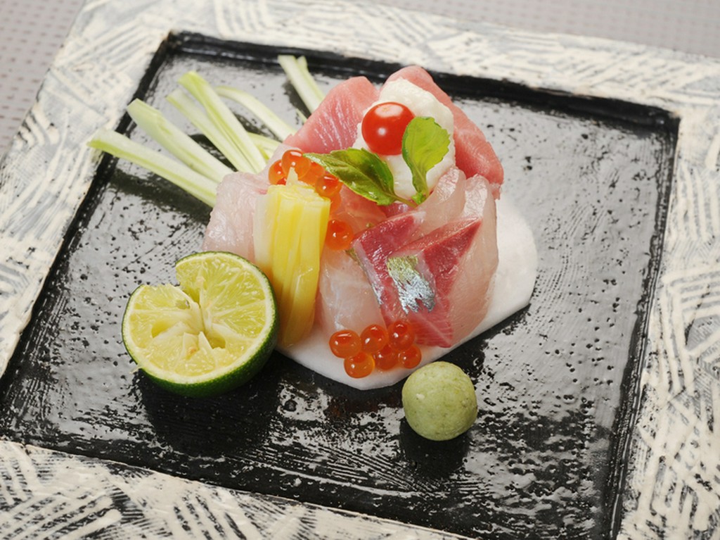 立体的に盛り付けられ、目にも華やかな『お造り』