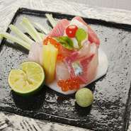 新鮮な魚介類、まぐろ・しまあじ・たい・いくらに加え、柔らかな黄ニラも美味。京蕪をカナッペに見立てた、店主の遊び心が光ります。
