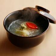 椀だねは、白身魚、カニ、ユリ根、椎茸を白菜で包んで蒸したもの。寒い冬、ふうふう吹きながら、蕪の旨みをしみじみと味わいます。