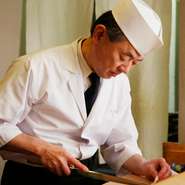 主役はお客様で、料理人は黒子、料理も、その場をよりいいものにできれば良しと考えています。それぞれのお客様がゆったり過ごせるよう、心を配ります。