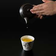 お客様には、自分で急須に淹れたお茶を楽しんでいただくスタイル。急須で淹れた経験のない方々への日本茶の啓蒙が目的だからだとか。もちろんスタッフの説明もあるので、手を使って淹れる体験を気軽にできます。